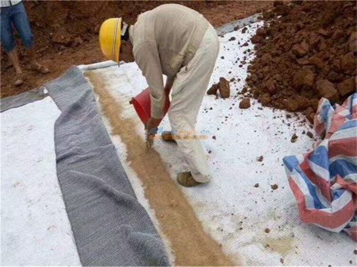 GCL鈉基膨潤(rùn)土防水毯儲(chǔ)放與搭接處理